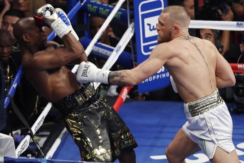 Vì sao McGregor bị hạ đo ván bởi Mayweather? - 1 McGregor sử dụng chiến thuật đánh phủ đầu Mayweather