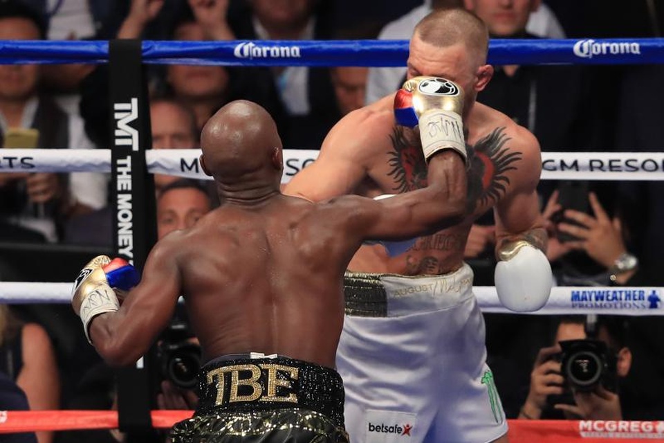 Vì sao McGregor bị hạ đo ván bởi Mayweather? - 2 Mayweather là con cáo già thực sự. Với đấu pháp hợp lý, tay đấm này đã khiến cho McGregor tâm phục khẩu phục