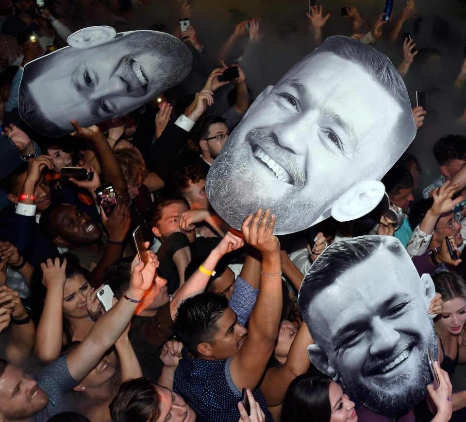 McGregor tổ chức tiệc ăn mừng hoành tráng dù thất bại trước Mayweather - 8 Số lượng người hâm mộ của McGregor luôn rất đông đảo