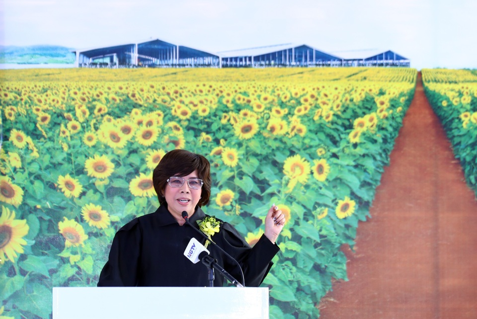 Tầm nhìn xa của “người đàn bà sữa tươi” Thái Hương - 2
Bà Thái Hương phát biểu tại Lễ Động thổ