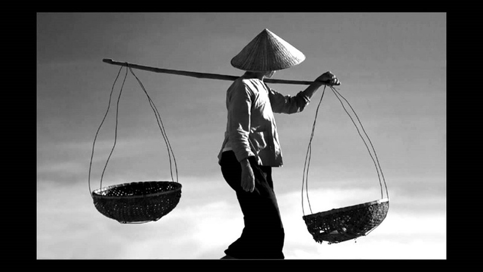 Gửi mẹ bông hồng đỏ mùa Vu lan - 1 Quang gánh nặng trĩu đôi vai mẹ tôi (Ảnh minh họa: Internet)