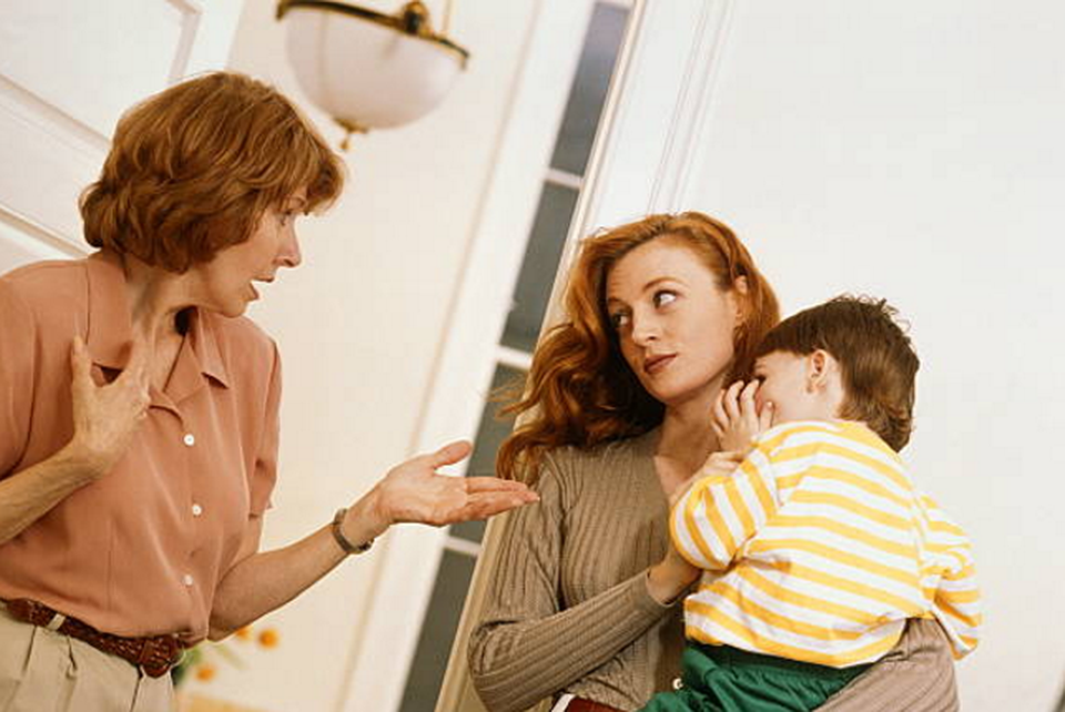 Mẹ chồng đặt điều nói xấu con dâu với con trai - 1