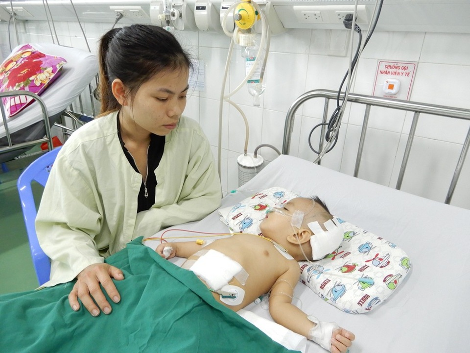 Thương cháu bé 11 tháng tuổi bị não úng thủy - 4 Nhìn đứa con trai bé bỏng của mình đang phải chiến đấu với bệnh tật, lòng người mẹ trẻ như quặn thắt