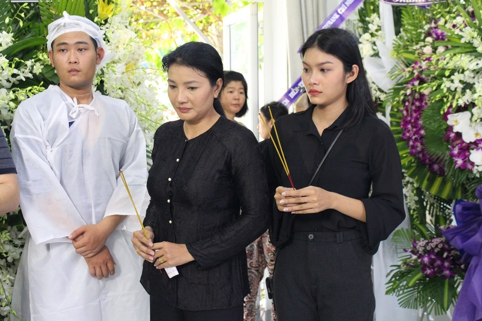 Mẹ con diễn viên Kiều Trinh cũng đến thăm viếng nghệ sĩ cải lương gạo cội Thanh Sang