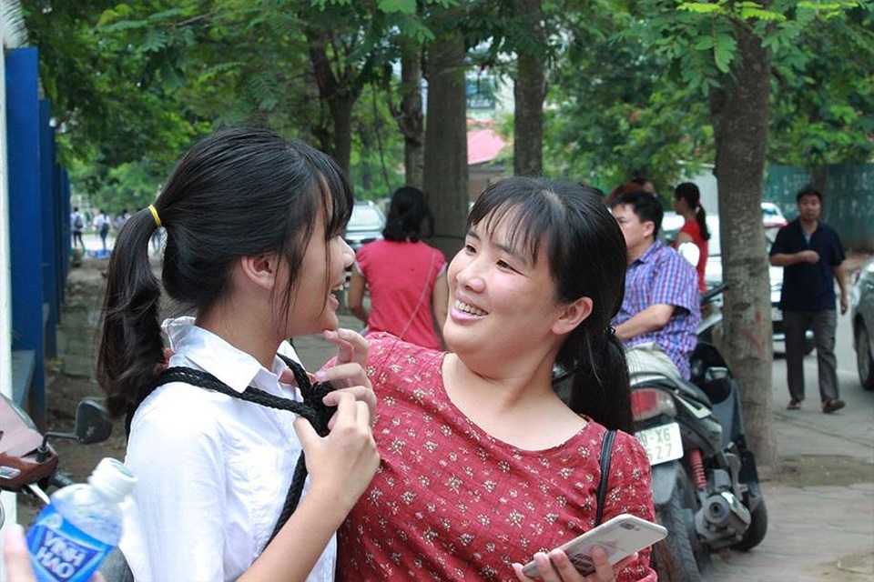 Hà Nội: Thí sinh thi lớp 10 chuyên kết thúc ngày thi thứ 2 với nhiều tâm trạng - 7 Một thí sinh được mẹ vuốt tóc động viên sau khi rời phòng thi.
