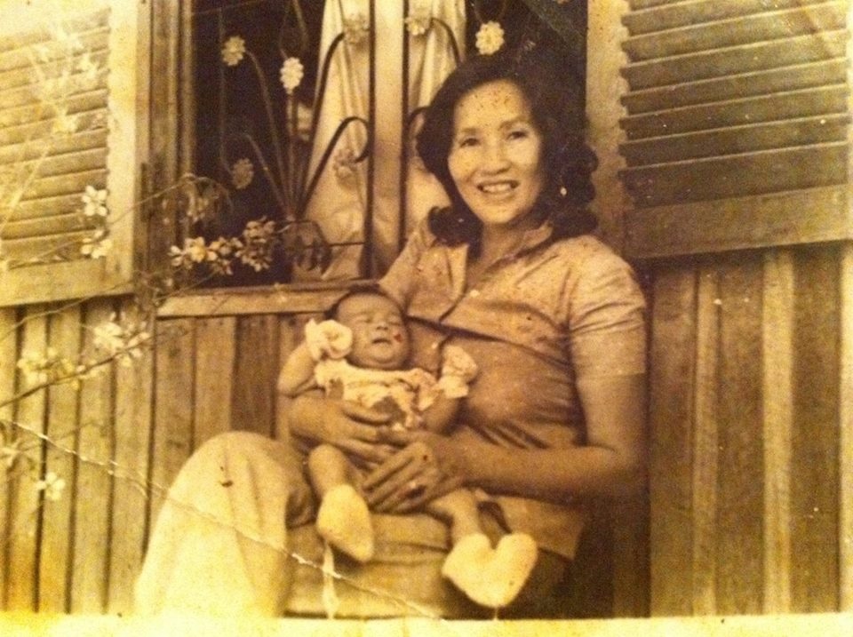 Ngày của Mẹ, sao Việt tung ảnh thời thơ ấu bên đấng sinh thành - 2
Dương Triệu Vũ còn chia sẻ ảnh thời bé của Hoài Linh và mẹ. Anh ghi chú sợ mọi người hiểu nhầm: “Đây không phải là Vũ mà là Anh Hoài Linh nhé cả nhà”.