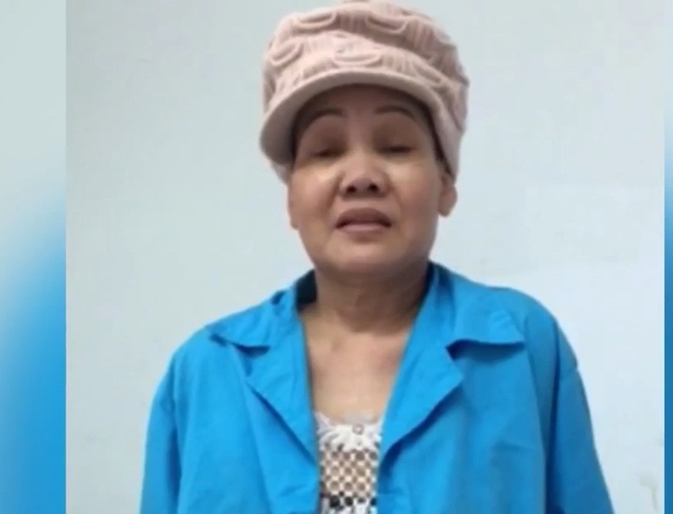 Mẹ Ngọc Ny dù mắc trọng bệnh vẫn rất lạc quan, kiên cường (Ảnh cắt từ clip).