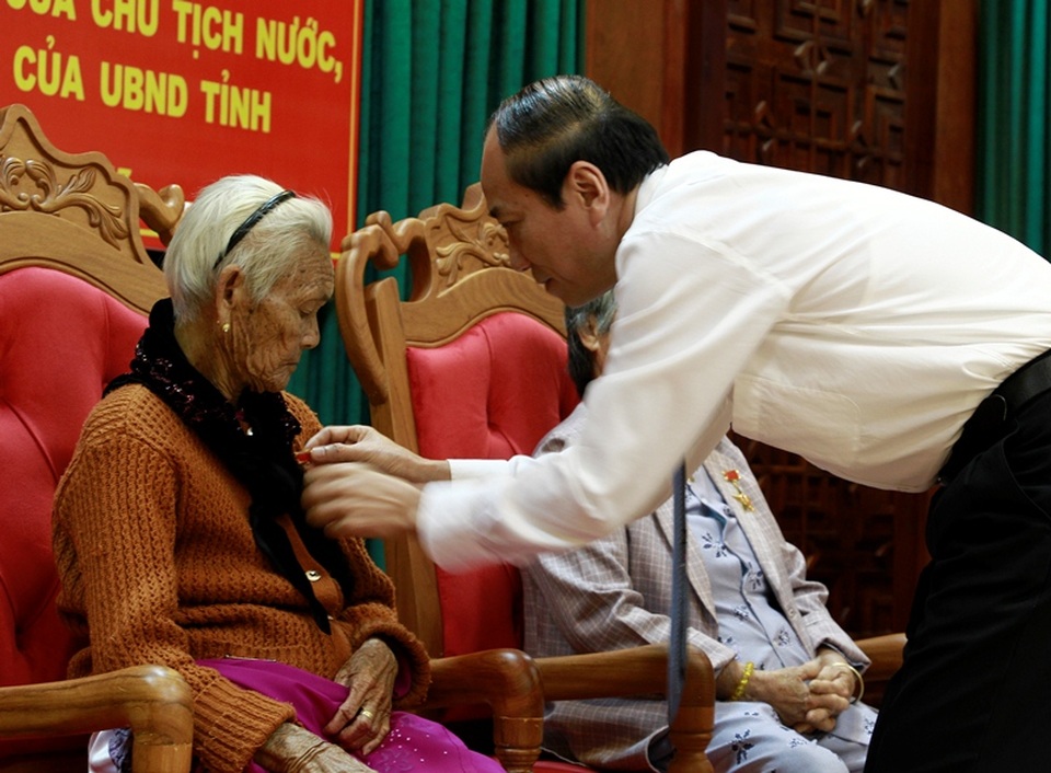 Đắk Lắk: Trao tặng, truy tặng danh hiệu “Bà mẹ Việt Nam Anh hùng” cho 39 Mẹ - 1
Chủ tịch tỉnh Đắk Lắk Phạm Ngọc Nghị trao huy chương cho Mẹ Việt Nam Anh hùng