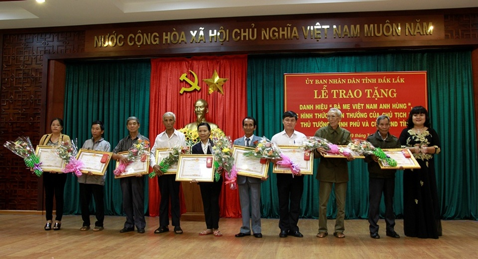 Đắk Lắk: Trao tặng, truy tặng danh hiệu “Bà mẹ Việt Nam Anh hùng” cho 39 Mẹ - 2
Thân nhân của các mẹ được truy tặng danh hiệu Mẹ Việt Nam Anh Hùng