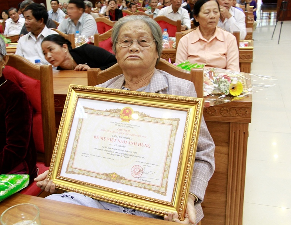 Đắk Lắk: Trao tặng, truy tặng danh hiệu “Bà mẹ Việt Nam Anh hùng” cho 39 Mẹ - 3
Mẹ Việt Nam Anh hùng Lê Thị Đây xúc động khi được vinh danh
