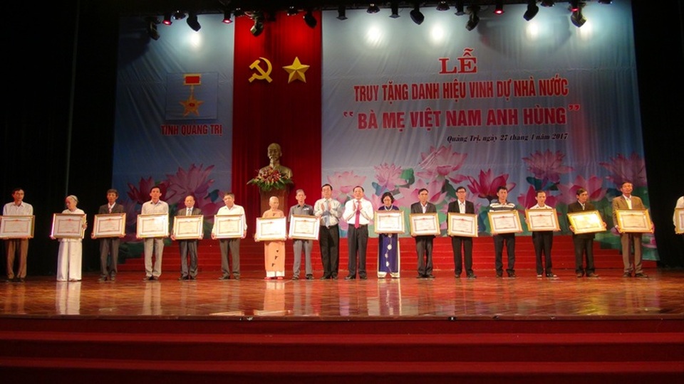 283 mẹ được truy tặng danh hiệu Mẹ Việt Nam Anh hùng - 1 Lãnh đạo tỉnh Quảng Trị trao tặng danh hiệu cao quý cho thân nhân các mẹ
