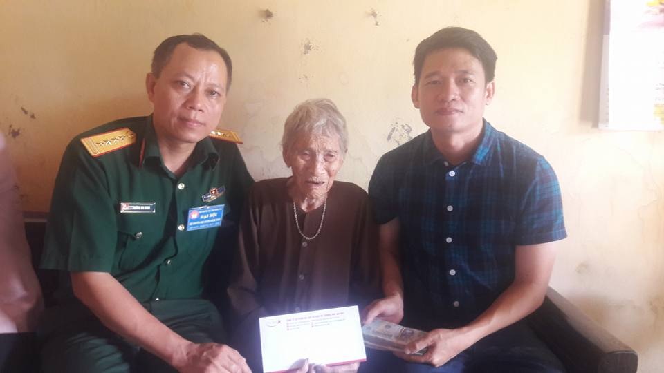 Trao 70 triệu đồng xây nhà Nhân ái đến mẹ Việt Nam Anh hùng Phạm Thị Vuốc - 2 Trao 70 triệu đồng xây nhà Nhân ái đến mẹ Việt Nam Anh hùng Phạm Thị Vuốc - 2