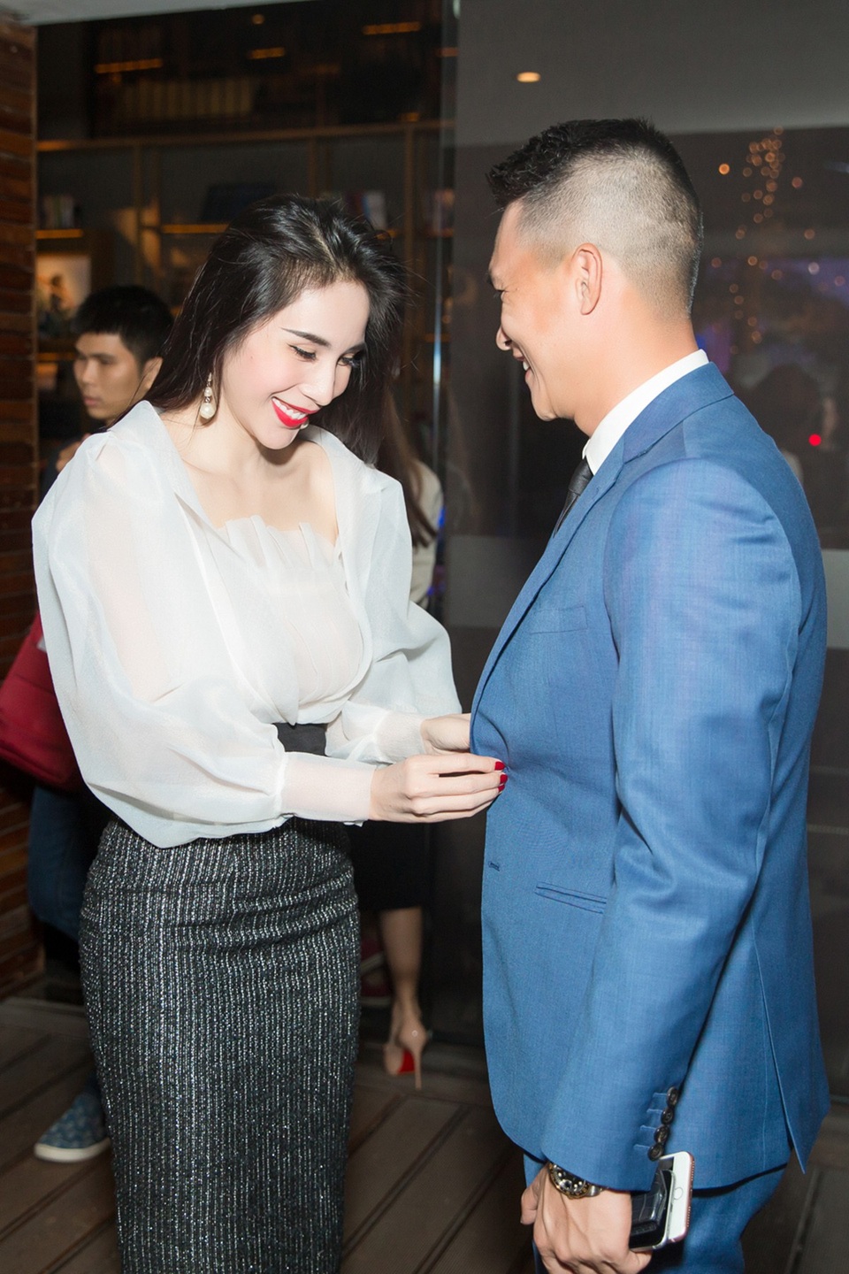 Công Vinh tặng quả bóng vàng cho bà xã Thủy Tiên - 6 Công Vinh tặng quả bóng vàng cho bà xã Thủy Tiên - 6