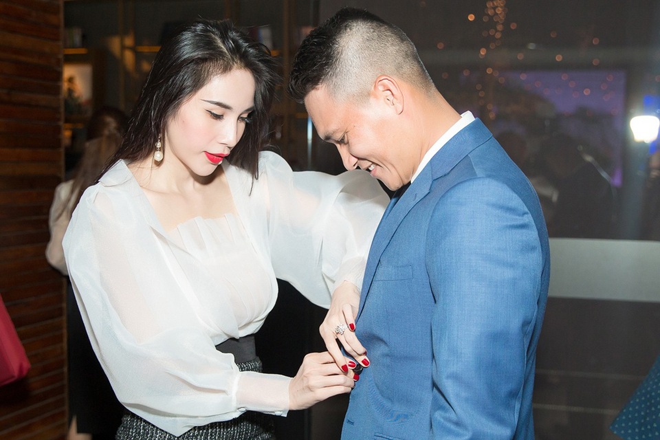 Công Vinh tặng quả bóng vàng cho bà xã Thủy Tiên - 7 Nữ ca sĩ chu đáo chăm sóc cho chồng tại sự kiện. Nam cầu thủ cũng rất hạnh phúc trong sự chăm sóc của vợ