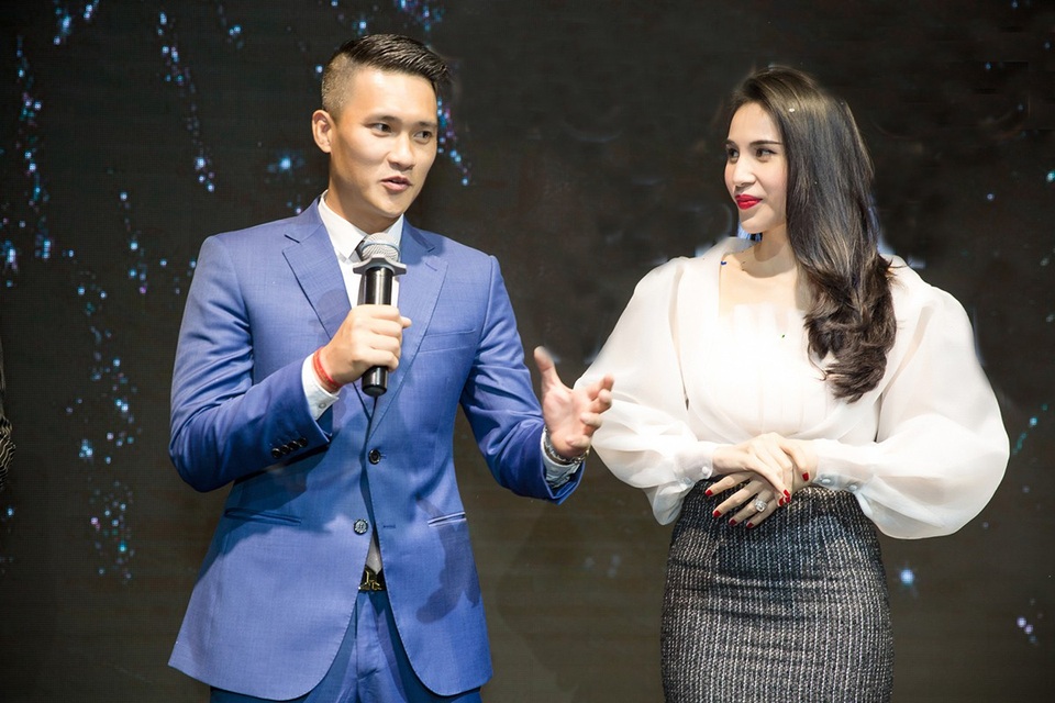 Công Vinh tặng quả bóng vàng cho bà xã Thủy Tiên - 10 Chia sẻ về vợ trong ngày ra mắt công ty riêng, Công Vinh nói: Nếu ai đó nói Sau thành công đàn ông là bóng dáng của người phụ nữ thì sau thành công của Thủy Tiên sẽ là sự chăm sóc và lo lắng của tôi. Dù có thành công hay thất bại thì tôi cũng sẽ luôn bên cạnh vợ của mình.