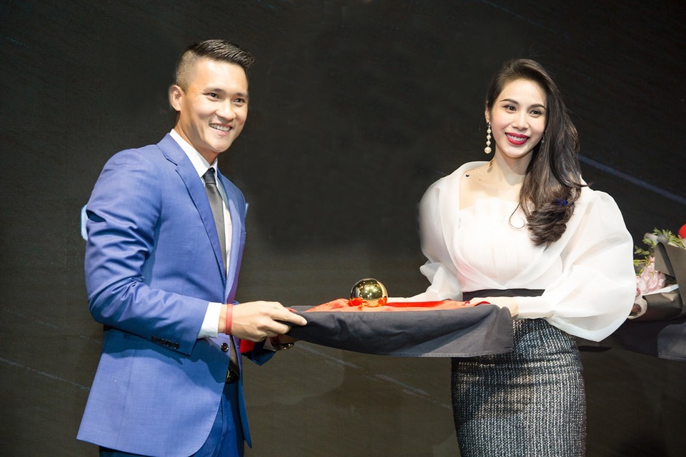 Công Vinh tặng quả bóng vàng cho bà xã Thủy Tiên - 9 Mừng sự kiện ra mắt công ty của vợ, Công Vinh đã dành tặng cho vợ quả bóng vàng như một món quà đặc biệt vừa gắn bó với anh vừa gắn bó với cuộc sống của hai vợ chồng.