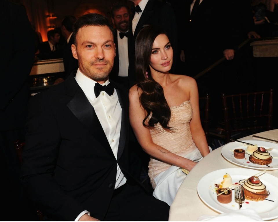 "Biểu tượng gợi cảm" Megan Fox làm mẹ đảm xuống phố - 5
Năm 2015, Megan Fox bất ngờ thông báo cô và chồng đang ly thân và tính chuyện ly dị dù đã có với nhau hai cậu con trai. Trong thời gian ly thân và bàn bạc thủ tục ly dị, Megan phát hiện cô mang bầu lần thứ ba và thống nhất với chồng sẽ trì hoãn việc chia tay vì các con.