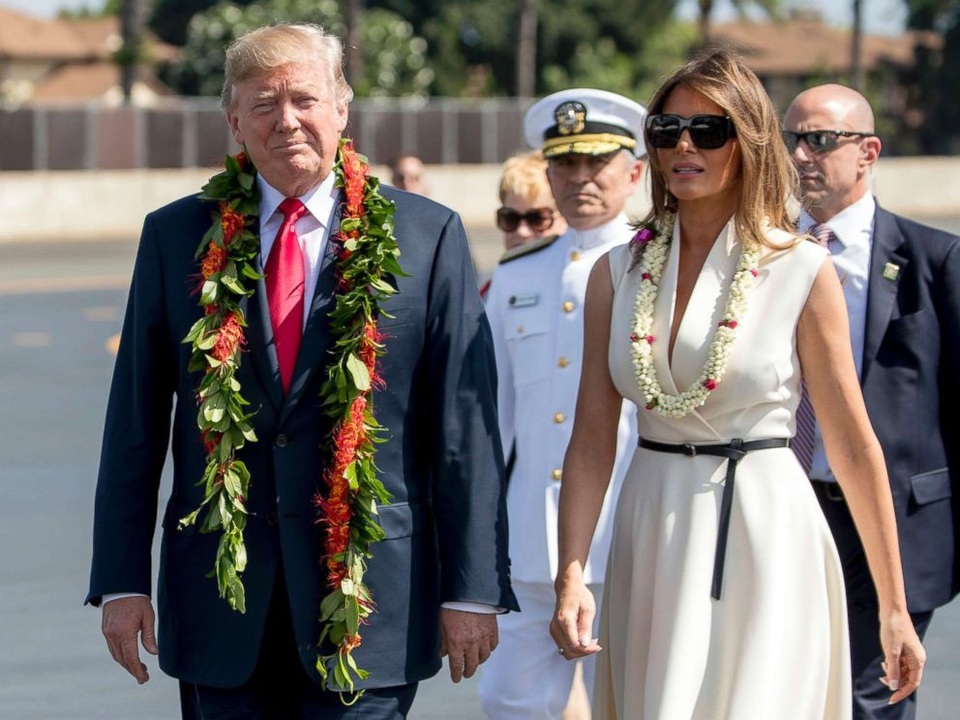 Đệ nhất phu nhân Melania Trump gây ấn tượng với gu thời trang ngoại giao - 3
Tổng thống Trump và Đệ nhất phu nhân Melania thăm Hawaii. (Ảnh: Reuters)