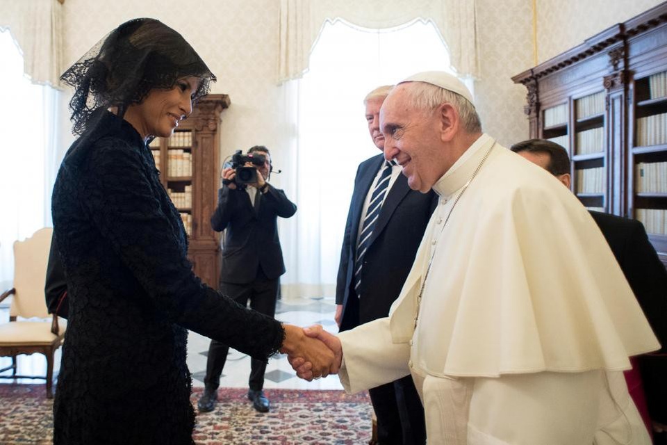 Đệ nhất phu nhân Melania Trump gây ấn tượng với gu thời trang ngoại giao - 2
Bà Melania bắt tay Giáo hoàng Francis trong chuyến công du Italy hồi tháng 5. (Ảnh: Reuters)