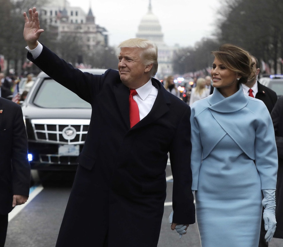 Gu thời trang tinh tế của Đệ nhất phu nhân Mỹ - 1
Bà Melania Trump nắm tay chồng bước trên đường phố Washington trong ngày ông Donald Trump nhậm chức hôm 20/1. Bà Melania diện một thiết kế màu xanh thanh lịch của hãng thời trang cao cấp Ralph Lauren.