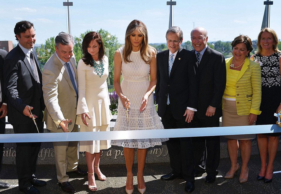 Gu thời trang tinh tế của Đệ nhất phu nhân Mỹ - 14
Bà Melania tham gia cắt băng khánh thành một khu vườn thuộc Trung tâm y tế quốc gia dành cho trẻ em tại thủ đô Washington.