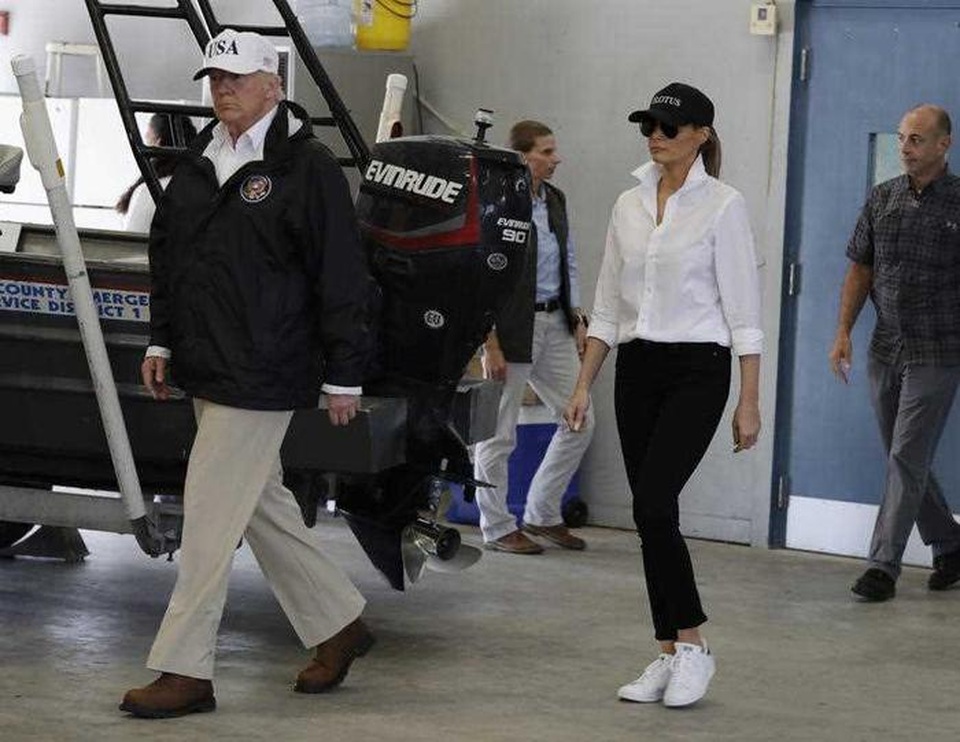 Bà Melania Trump hứng chỉ trích vì đi giày cao gót thăm vùng bão - 3
Baf Melania trong trang phục thích hợp hơn khi tới Texas. (Ảnh: AFP)