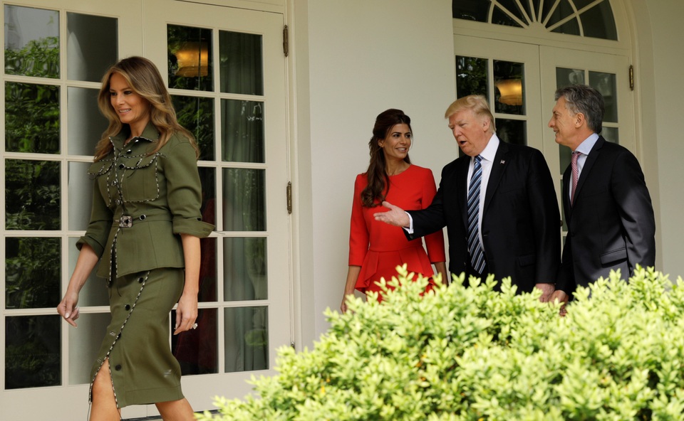 Khác với những bộ váy áo mềm mại và nhiều hoa văn mà bà Melania từng mặc trong các lễ đón tiếp nguyên thủ quốc gia trước đây, bộ trang phục lần này của đệ nhất phu nhân Mỹ được thiết kế cầu kỳ với các đường viền giống da rắn. (Ảnh: Reuters)