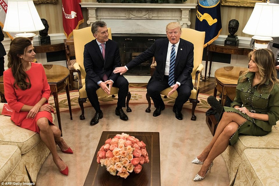 Đệ nhất phu nhân Mỹ cũng khéo léo kết hợp bộ trang phục với đôi giày cao gót da rắn, trùng với đường viền trên áo và váy. (Ảnh: AFP)