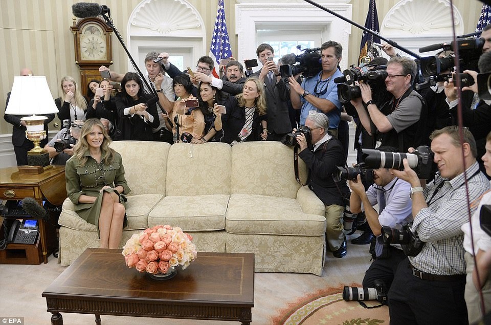 Đệ nhất phu nhân Mỹ vừa tổ chức sinh nhật lần thứ 47 hôm 26/4. Truyền thông Mỹ trước đó đưa tin bà Melania cùng con trai Barron sẽ chuyển tới Nhà Trắng vào mùa hè này, sau khi Barron kết thúc năm học. (Ảnh: EPA)