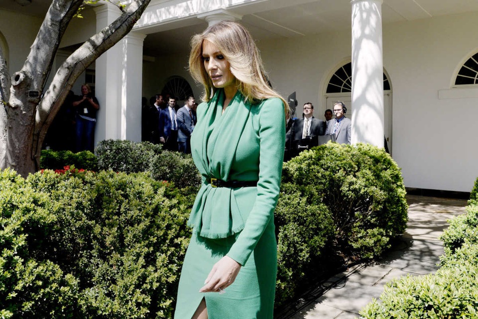 Gu thời trang tinh tế của Đệ nhất phu nhân Mỹ - 7
Kể từ khi ông Trump nhậm chức hôm 20/1, bà Melania chưa chuyển hẳn tới Nhà Trắng mà vẫn sống với con trai tại New York chờ con trai kết thúc năm học.