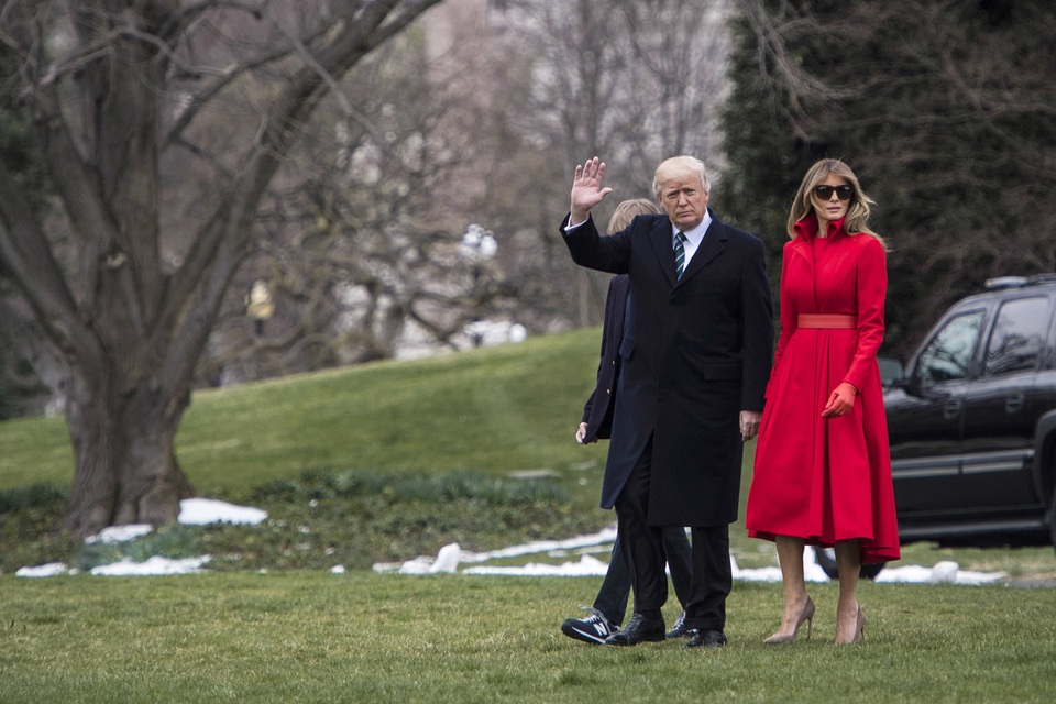 Gu thời trang tinh tế của Đệ nhất phu nhân Mỹ - 5
Bà Melania thu hút mọi ánh nhìn trong một trang phục màu đỏ bắt mắt của hãng thời trang Valentino.