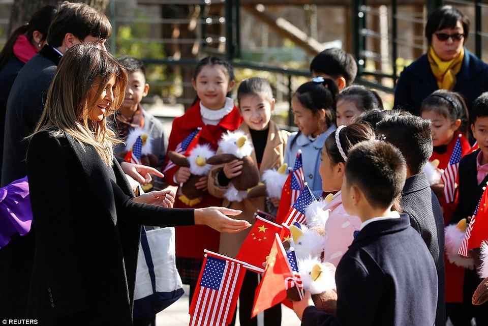 Đệ nhất phu nhân Melania Trump đi cáp treo thăm Vạn Lý Trường Thành - 3 Bà Melania Trump tặng các em nhỏ thú nhồi bông hình chim đại bàng, biểu tượng của nước Mỹ. Trước khi gặp các em nhỏ, bà đã gặp gỡ giám đốc vườn thú và được giới thiệu về chế độ dinh dưỡng để nuôi gấu trúc. Bà được vườn thú tặng thú nhồi bông hình loài động vật đáng yêu này.