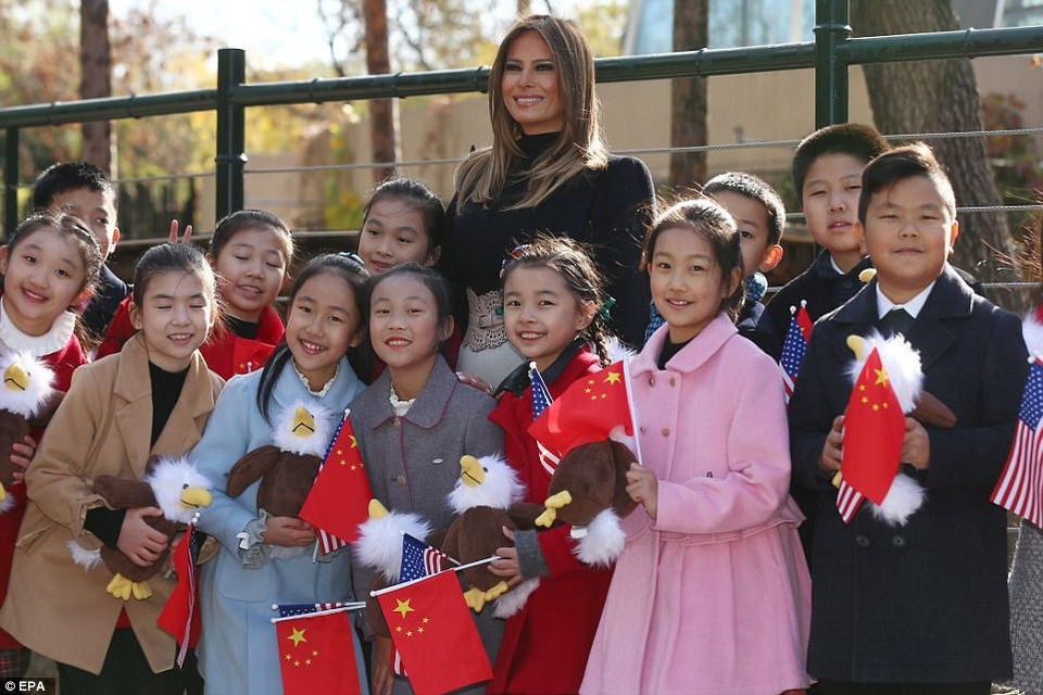 Đệ nhất phu nhân Melania Trump đi cáp treo thăm Vạn Lý Trường Thành - 5 Đệ nhất Phu nhân Mỹ rạng rỡ và thân thiện với các em nhỏ.