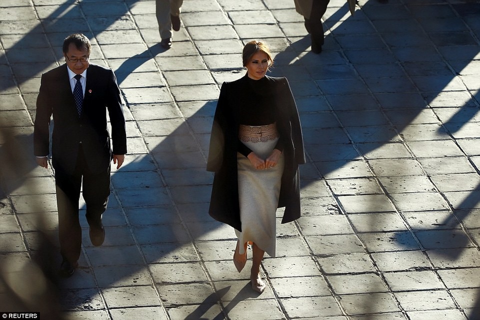 Đệ nhất phu nhân Melania Trump đi cáp treo thăm Vạn Lý Trường Thành - 8
Theo bài viết trên mạng xã hội Twitter của Tổng thống Trump, sau khi rời Trung Quốc, bà Melania Trump sẽ quay về Alaska để gặp gỡ các binh sĩ tại đây.