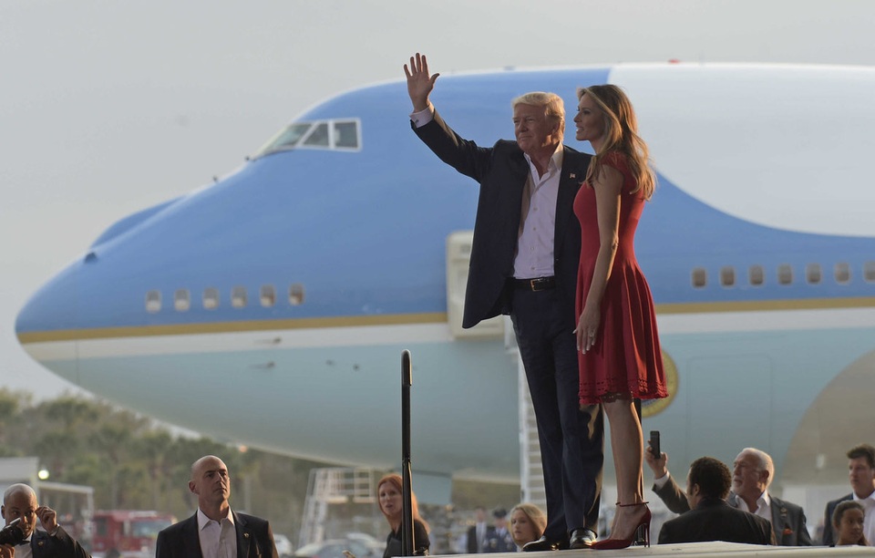 Gu thời trang tinh tế của Đệ nhất phu nhân Mỹ - 12
Vợ chồng Tổng thống Mỹ Donald Trump tại sân bay quốc tế Orlando-Melbourne ở Florida.