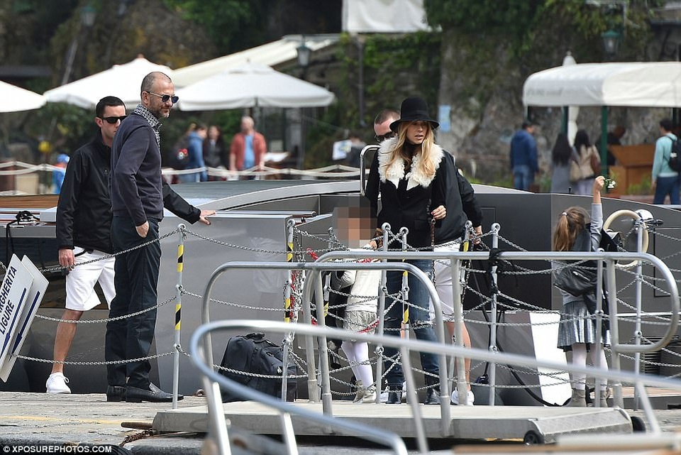 Gia đình tỷ phú nghỉ dưỡng trên siêu du thuyền trị giá hơn 6900 tỷ đồng - 3