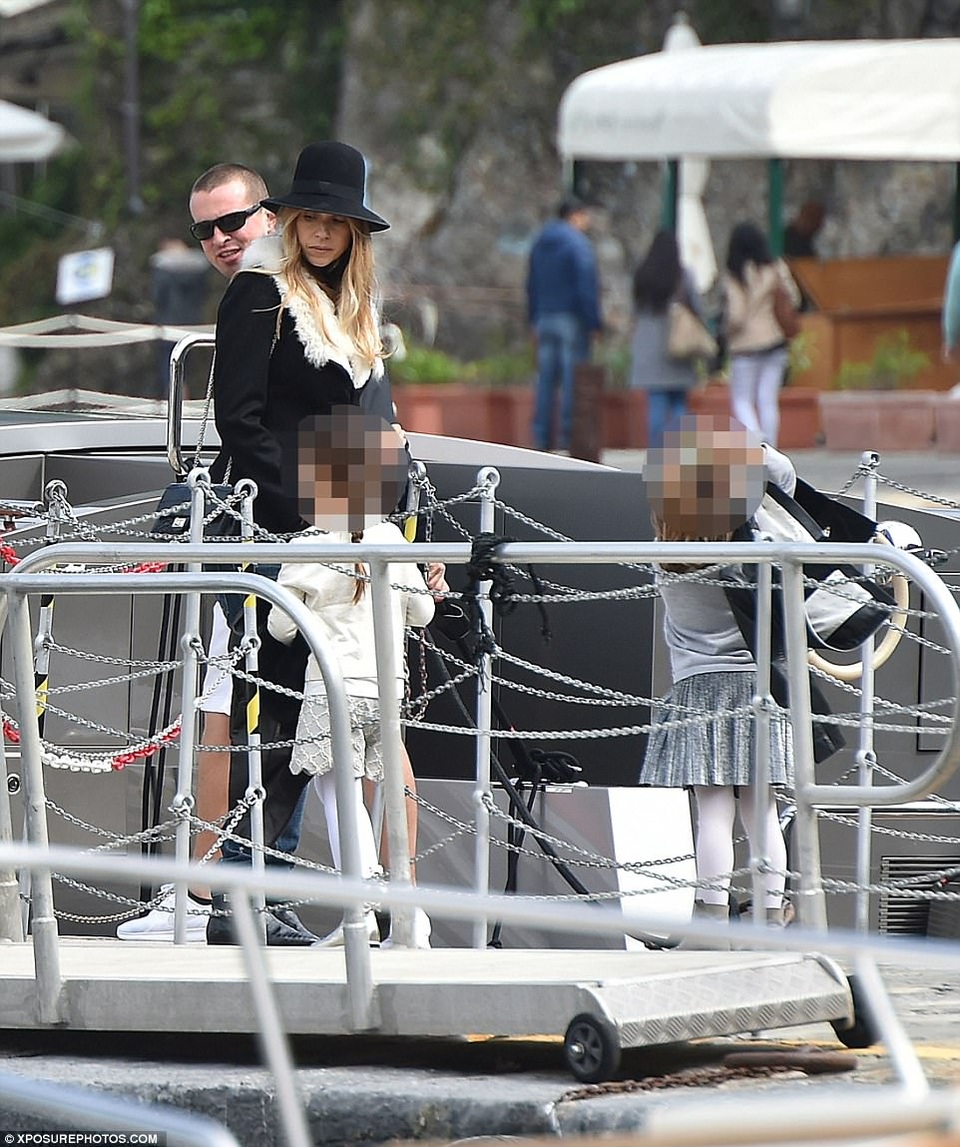 Vợ và hai con gái của tỷ phú