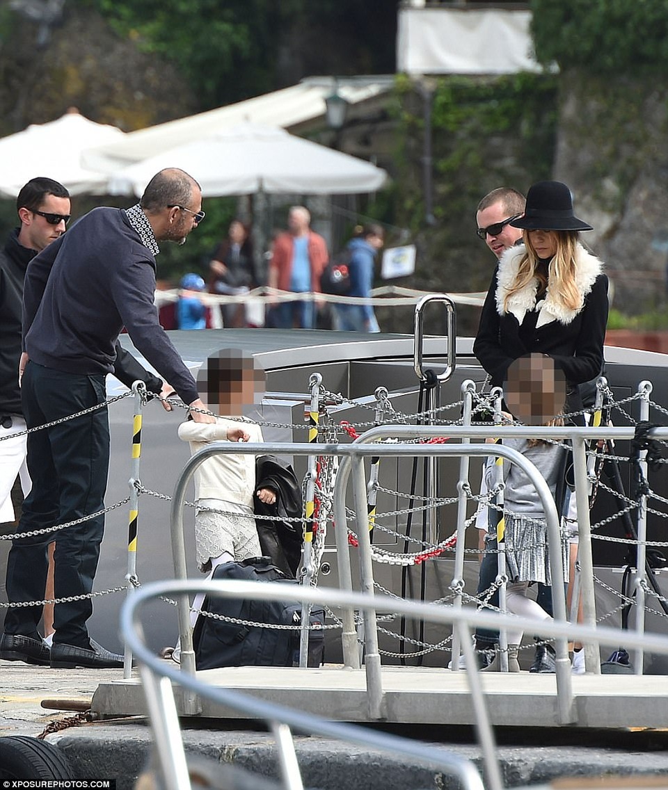 Gia đình tỷ phú người Nga Andrey Melnichenko đang nghỉ dưỡng trên du thuyền tư nhân trị giá hàng nghìn tỷ đồng