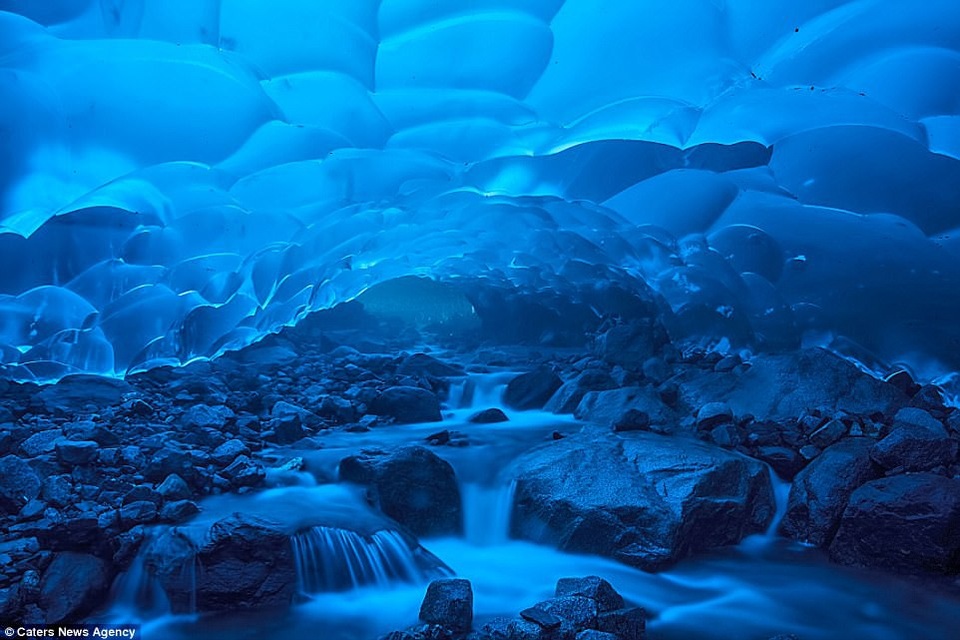 Thế giới nhiệm màu bất ngờ xuất hiện bên trong động băng - 6 Màu sắc của băng càng rực rỡ hơn vào ngày nắng và khi băng tan