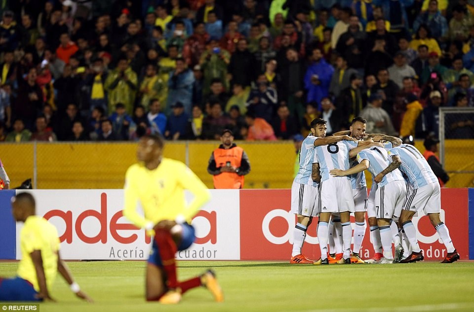 Những khoảnh khắc Messi mang về tấm vé dự World Cup 2018 cho Argentina - 8
Phút 62, Messi nâng tỷ số lên 3-1 cho Argentina