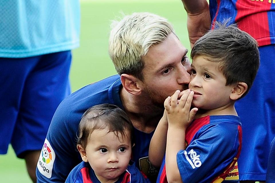 Messi bước sang tuổi 30: Những điều có thể bạn chưa biết về El Pulga - 3 Con trai Messi, Thiago Messi được CLB Newell’s Old Boys ký hợp đồng chỉ 72 tiếng sau khi chào đời