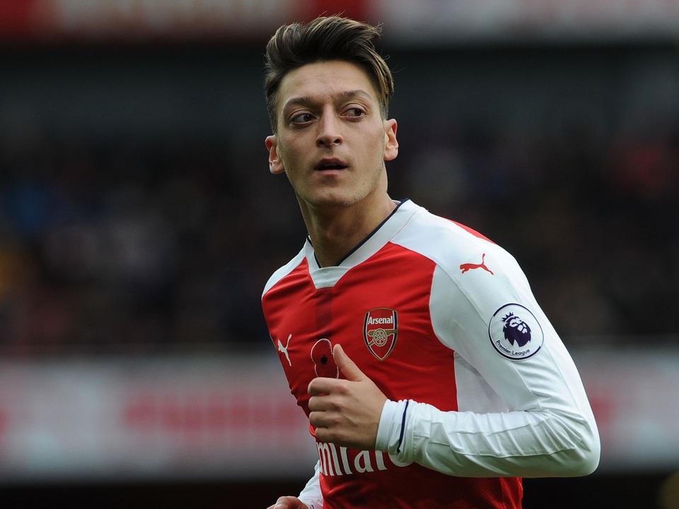 Arsenal lạc quan trong việc giữ chân Mesut Ozil - 1
Ozil đang mở cửa để ở lại Arsenal