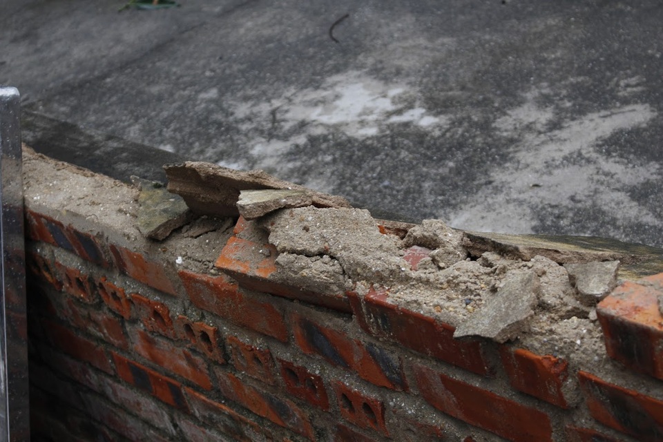 Tường cao 2m đổ sập trong mưa giông, vùi lấp 2 cậu cháu - 2 Bức trường cao chừng 2m, dài gần 50m bị đổ sập trong cơn mưa giông (ảnh CTV)