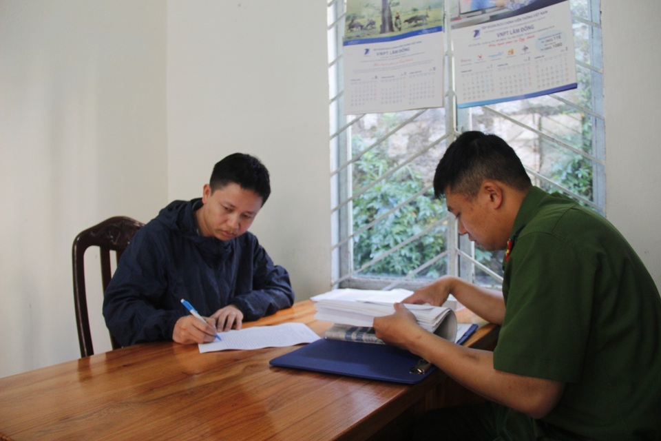 Giả danh công an, chiếm đoạt hàng tỷ đồng - 1
Đối tượng khai báo tại cơ quan công an