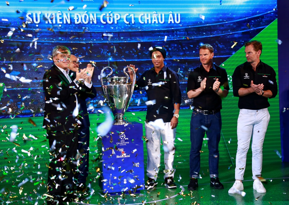 Đón cúp UEFA Champions League – Dấu ấn của những huyền thoại - 2 Chia sẻ tại buổi họp báo, cả 3 danh thủ đều nói lời cảm ơn và ấn tượng với cách họ được tiếp đón nồng hậu tại Việt Nam, cũng như niềm vinh dự khi được đồng hành cùng Heineken trong một hành trình đầy ý nghĩa.