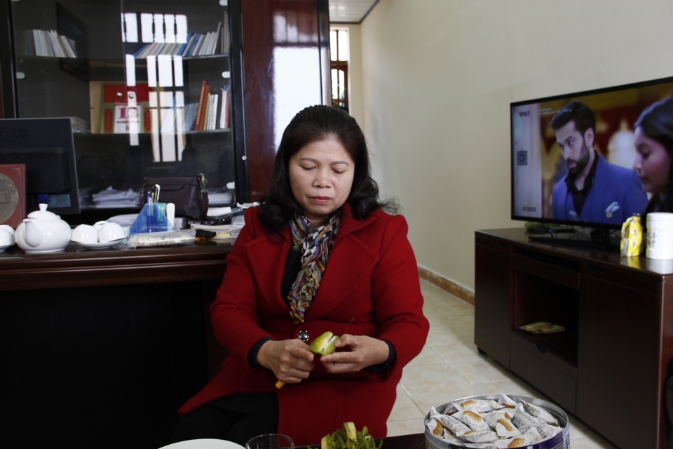 Chuyện những nữ thanh niên xung phong đầu tiên đặt chân lên đảo tiền tiêu - 1
Chị Bích, nữ thanh niên xung phong ra đảo 25 năm trước đã lập nghiệp tại đảo, hiện là Phó bí thư, Chủ tịch HĐND huyện