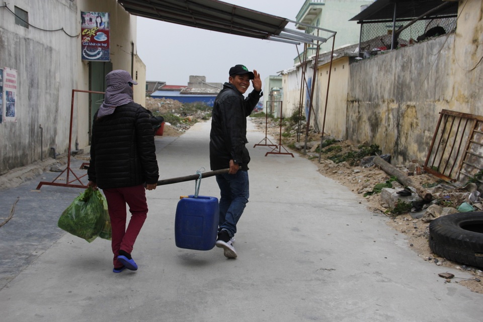 Ngư dân mua thực phẩm mang xuống tàu