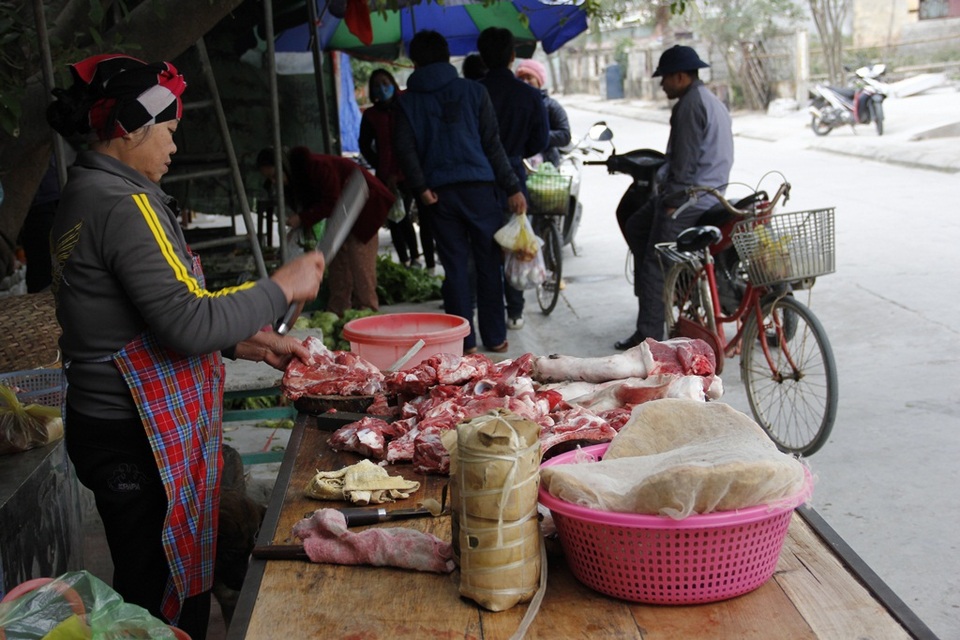 Một số hàng quán trên đảo đã mở bán