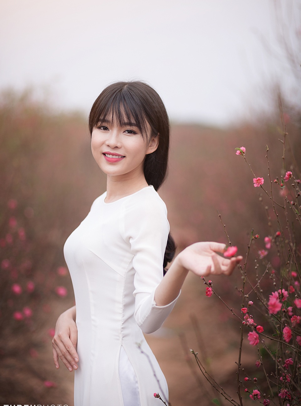 Nữ sinh Bưu chính làm duyên với hoa đào Nhật Tân - 3 Hoài Thương sinh năm 1995, quê ở Nghệ An. Cô có sở thích là chụp ảnh và thích mặc áo dài.