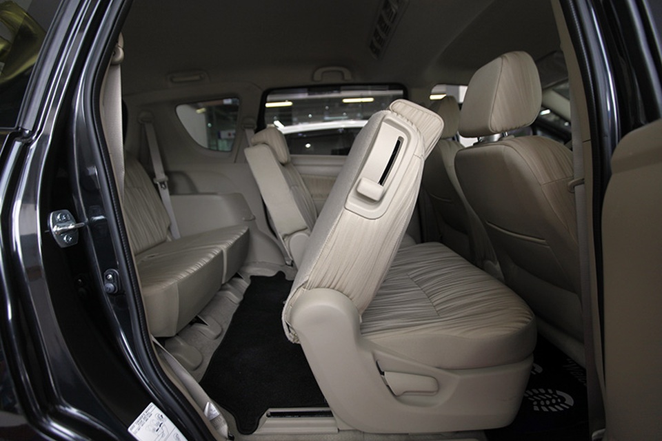 Suzuki Ertiga - Mẫu xe thực dụng cho đô thị - 8 Lối vào hàng ghế thứ ba dễ dàng với lẫy một chạm cả hai bên hông xe.